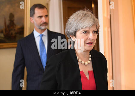 Prime Minister Theresa May welcomes King Felipe VI of Spain to 10 Downing Street, London, during the King's State Visit to the UK. Stock Photo