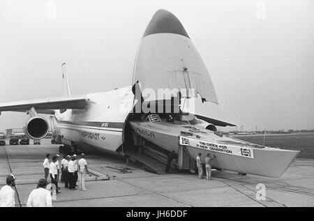 Russia's first Whitbread Round The World Yacht Race entry is unloaded at Heathrow Airport. The 25 metres, 6.8 tonne, 16-man crew yacht, 'Pepsi Fazisi', arrived aboard an Aeroflot Antonov 124 - one of the world's largest jets. Stock Photo