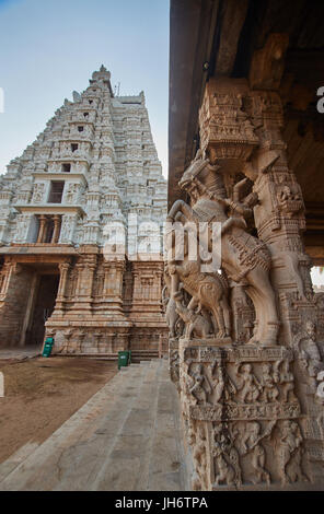 Sculpture on the outside of the Hall of 1000 Pillars at Sri Ranganathaswamy Hindu Temple at Srirangam in Tiruchirapalli in the Tamil Nadu region Stock Photo