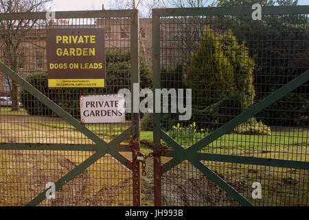 private garden dogs on leads sign locked park gate green, park circus area of Glasgow Stock Photo