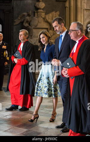 London, UK. 13 July 2017. L-R: Queen Letizia, King Felipe VI and The Very Reverend John R Hall, Dean of Westminster. State visit of King Felipe VI of Spain and Queen Letizia to the United Kingdom. King Felipe and Queen Letizia arrive at Westminster Abbey to lay a wreath at the Tomb of the Unknown Soldier. Photo: Bettina Strenske/Alamy Live News Stock Photo