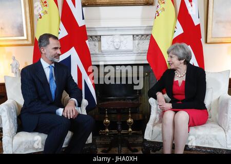 London, UK. 13th July, 2017. British Prime Minister Theresa May and Spain's King Felipe stand together as they pose for the media as he arrives for their meeting at 10 Downing Street in London, Thursday, July 13, 2017. Credit: Gtres Información más Comuniación on line,S.L./Alamy Live News Stock Photo