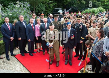 Paris, France. 13th July, 2017. World War II veterans pose for a photo with U.S. Chairman of the Joint Chiefs Gen. Joseph Dunford, center, and National Security Advisor H.R. McMasters during a ceremony at the U.S. Embassy with President Donald Trump and First Lady Melania Trump July 13, 2017 in Paris, France. The first family is in Paris to commemorate the 100th anniversary of the United States' entry into World War I and attend Bastille Day celebrations. Credit: Planetpix/Alamy Live News Stock Photo