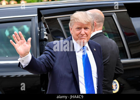 Paris, France. 13th July, 2017. U.S. President Donald Trump waves as he arrives at the Elysees Palace in Paris, France, on July 13, 2017. U.S. President Donald Trump arrived in Paris on Thursday morning in a diplomatic move to soften divergence with France over climate change and trade liberalization by seeking common ground on security and fight against terrorism. Credit: Chen Yichen/Xinhua/Alamy Live News Stock Photo