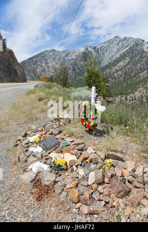 Roadside memorial cross remembring Ervin Peter Doerksen who was killed on highway 1 when a giant rock fell down on 2 June 2010 Stock Photo