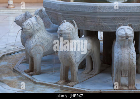 Fountain of the Lions (Fuente de los Leones) in the Patio of the Lions (Patio de los Leones) in the Palace of the Lions (Palacio de los Leones) in the complex of the Nasrid Palaces (Palacios Nazaríes) in the Alhambra in Granada, Andalusia, Spain. Stock Photo