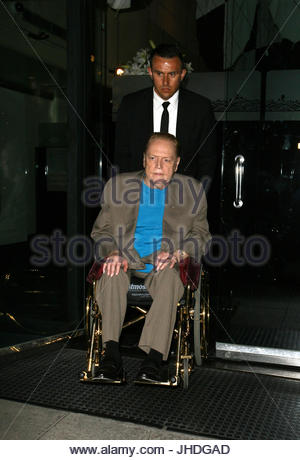 Larry Flynt. "Hustler" founder Larry Flynt dine out with his wife Stock Photo: 151741840 - Alamy