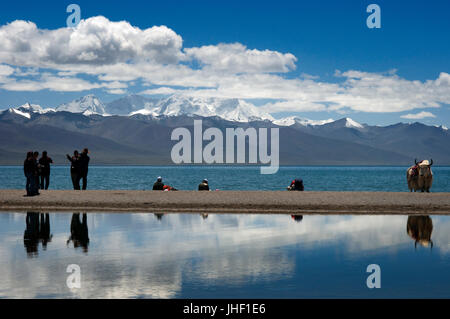 Tourists and yaks in Nam Tso Lake (Nam Co) in Nyainqentanglha mountains, Tibet. Stock Photo