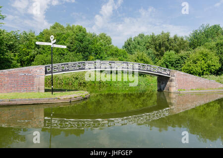 Boshboil Arm Bridge at Windmill End Junction on the Dudley No 2 Canal in Warren's Hall Park in Dudley, West Midlands Stock Photo