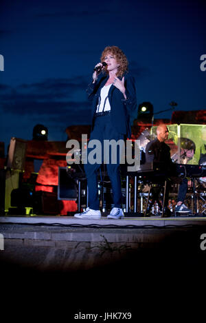The italina singer Fiorella Mannoia performs at anfriteatro dell'anima in cervere for Anima Festival Photo: Cronos/Alberto Gandolfo Stock Photo