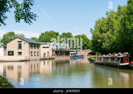 Narrow boat moored at the Marsworth Wharf contemporary housing development on the Grand Union Canal at the edge of the rural village of Marsworth, Stock Photo