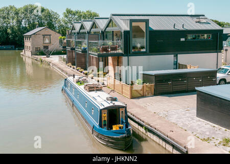 Narrow boat moored at the Marsworth Wharf contemporary housing development on the Grand Union Canal on the edge of the rural village of Marsworth Stock Photo