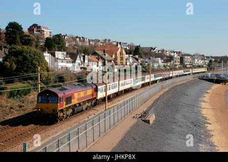 An EWS class 66 diesel locomotive with a train of redundant slam door electric multiple units going for scrap at Leigh-on-Sea. 6th March 2006.  66019  Stock Photo