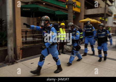 Philippines. 14th July, 2017. Rescue workers prepare to take position during an anti-terrorism drill in Pasig City, east of Manila, Philippines on Friday, July 14, 2017. The local government of Pasig City held its first anti-terrorism drill to showcase its capabilities in the event of a terrorist attack in the city. Credit: Richard James M. Mendoza/Pacific Press/Alamy Live News Stock Photo