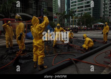 Philippines. 14th July, 2017. Rescue workers enter a decontamination area during an anti-terrorism drill in Pasig City, east of Manila, Philippines on Friday, July 14, 2017. The local government of Pasig City held its first anti-terrorism drill to showcase its capabilities in the event of a terrorist attack in the city. Credit: Richard James M. Mendoza/Pacific Press/Alamy Live News Stock Photo