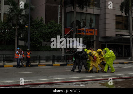 Philippines. 14th July, 2017. A SWAT team escorts rescue workers during an anti-terrorism drill in Pasig City, east of Manila, Philippines on Friday, July 14, 2017. The local government of Pasig City held its first anti-terrorism drill to showcase its capabilities in the event of a terrorist attack in the city. Credit: Richard James M. Mendoza/Pacific Press/Alamy Live News Stock Photo