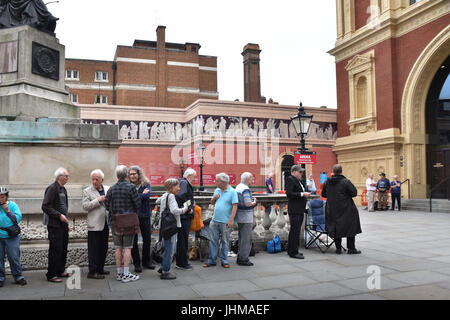 Albert Hall, London, UK. 14th July 2017. Prommers queuing for the First Night of the Proms concert at the Royal Albert Hall. Credit: Matthew Chattle/Alamy Live News Stock Photo