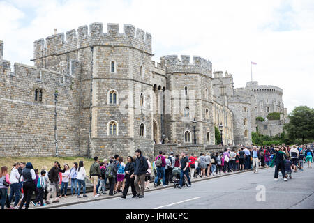 Windsor, UK. 14th July, 2017. Tourists queue to enter Windsor Castle. According to the Office for National Statistics (ONS), the number of tourists visiting the UK in the first three months of 2017 rose by 21.1% as a result of the weakness of the pound. Credit: Mark Kerrison/Alamy Live News Stock Photo