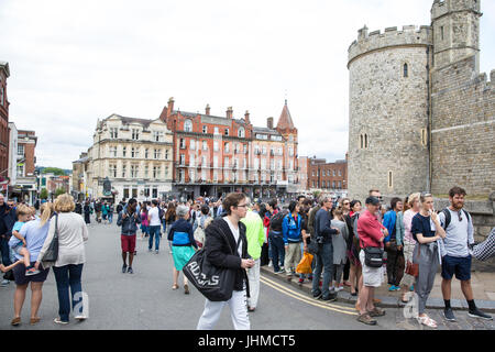 Windsor, UK. 14th July, 2017. Tourists queue to enter Windsor Castle. According to the Office for National Statistics (ONS), the number of tourists visiting the UK in the first three months of 2017 rose by 21.1% as a result of the weakness of the pound. Credit: Mark Kerrison/Alamy Live News Stock Photo