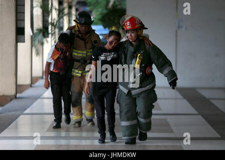 Quezon City, Philippines. 14th July, 2017. Firefighters evacuate mock victims during the Metro Manila Shake Drill in Quezon City, the Philippines, July 14, 2017. The Metro Manila Shake Drill is a four-day emergency exercise to test the readiness of rescuers in responding to various scenarios in case of disasters. Credit: ROUELLE UMALI/Xinhua/Alamy Live News Stock Photo