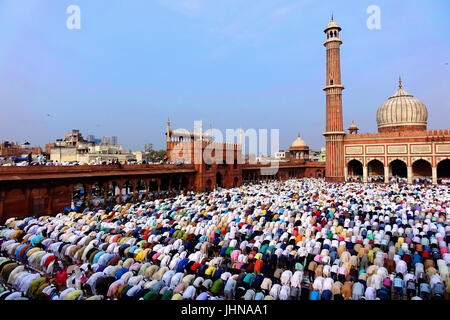 Crowd of lots of Muslim people praying namaz on occasion of  Eid-Al-Fitr at old Delhi Mosque jama masjid Stock Photo