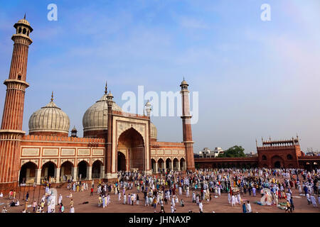 Crowd of lots of Muslim people praying namaz on occasion of  Eid-Al-Fitr at old Delhi Mosque jama masjid Stock Photo