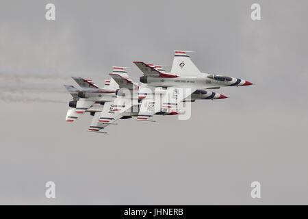 Four Thunderbirds F-16 Fighting Falcons flying in close formation at the Royal International Air Tattoo Stock Photo