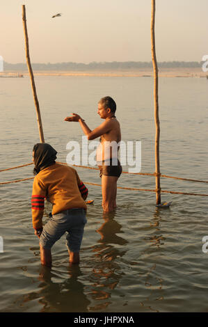Hindu devotees bathe at the banks of the Ganges at the The Triveni Sangam in Allahabad, Uttar Pradesh, India Stock Photo