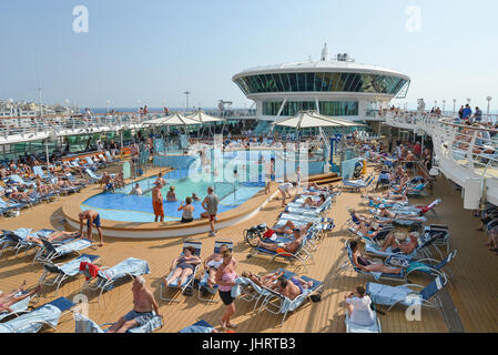 Crowded pool deck on Royal Caribbean 'Grandeur of the Seas' cruise ship ...