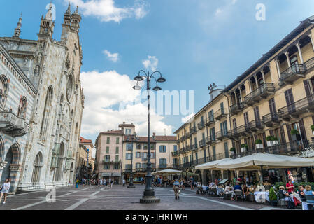 Cafe in front of the cathedral (the Duomo), Piazza del Duomo, Como, Lake Como, Lombardy, Italy Stock Photo