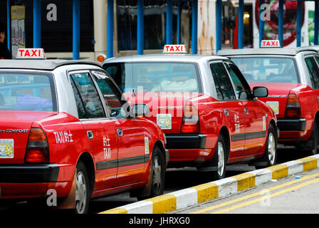 'in row of standing waiting red rates, Kowloon, Hong Kong, China; January ', in Reihe stehende wartende rote Taxen, Hongkong, China;  Januar 2007 Stock Photo