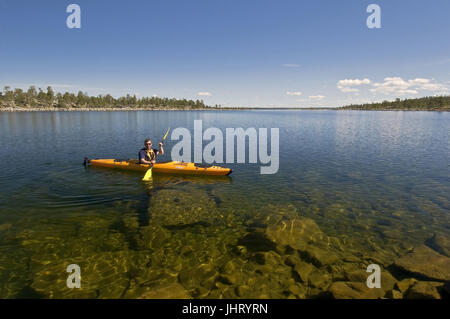 'Man paddles in the kayak on the lake roe, natural reserve roe, Haerjedalen, Sweden; July ', Mann paddelt im Kajak auf dem See Rogen, Naturreservat Ro Stock Photo