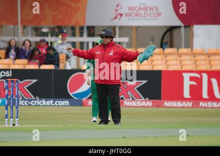 Leicester, England, 15th July 2017. Umpire Kathy Cross signalling wide during the Pakistan v Sri Lanka match in the ICC Women’s World Cup 2017 at Grace Road, Leicester. Credit: Colin Edwards/Alamy Live News. Stock Photo