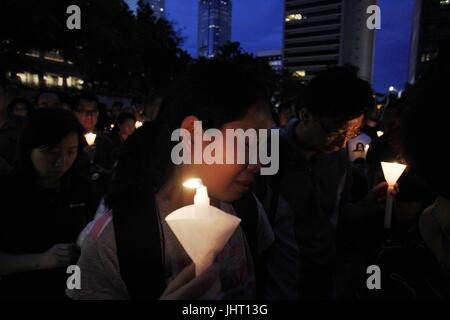 Hong Kong, CHINA. 15th July, 2017. A woman weep during Candle Light Vigil for death of Chinese dissident, political prisoner and the Nobel Peace Prize Laureate, LIU XIAO BO. July 15, 2017.Hong Kong.ZUMA/Liau Chung Ren Credit: Liau Chung Ren/ZUMA Wire/Alamy Live News Stock Photo