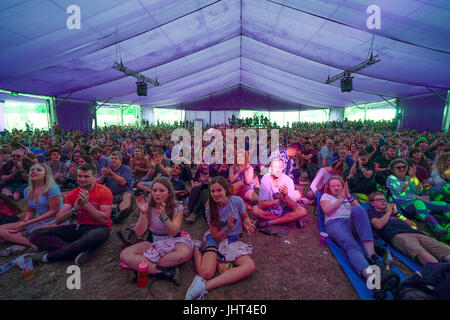 Suffolk, UK. 15th July, 2017. The audience at the Comedy Stage at the 2017 Latitude festival in Henham Park, Southwold in Suffolk. Photo date: Saturday, July 15, 2017. Photo credit should read: Roger Garfield/Alamy Live News. Stock Photo