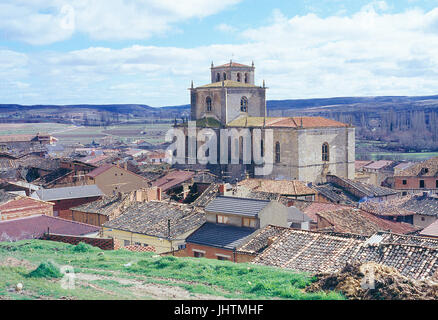Santa Ana collegiate church and view of the village. Peñaranda de Duero, Burgos province, Castilla Leon, Spain. Stock Photo