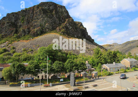 Housing beneath scree slopes of mountainside, Blaenau Ffestiniog, Gwynedd, north Wales, UK Stock Photo