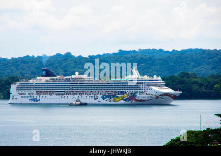 The Norwegian Jewel Cruise ship in Lake Gatun of the Panama Canal Stock ...