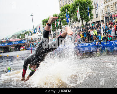 Hamburg, Germany. 16th July, 2017. Gordon Benson of Britain diving into the water during the Mixed Team event at the ITU World Triathlon Series World Championships in Hamburg, Germany, 16 July 2017. Photo: Christophe Gateau/dpa/Alamy Live News Stock Photo