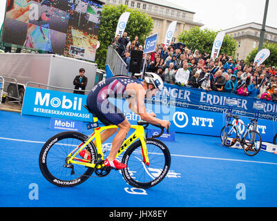 Hamburg, Germany. 16th July, 2017. Ben Kanute of the USA cycling during the Mixed Team event at the ITU World Triathlon Series World Championships in Hamburg, Germany, 16 July 2017. Photo: Christophe Gateau/dpa/Alamy Live News Stock Photo