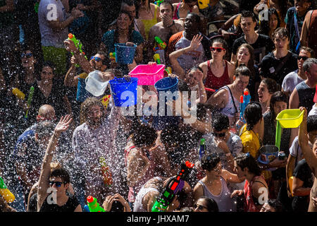 Madrid, Spain, 16th July, 2017. Revelers take part in the annual water fight (Naval Battle of Vallecas) where thousands of people gather each year to fight with water in the streets of Vallecas neighborhood of Madrid, Spain. Credit: Marcos del Mazo/Alamy Live News Stock Photo