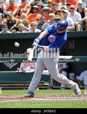 Chicago Cubs designated hitter Kyle Tucker (30) fouls off a pitch ...