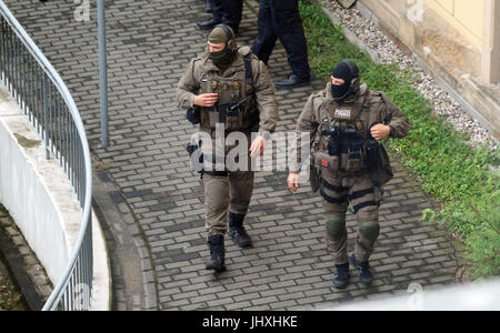 Leipzig, Germany. 17th July, 2017. Special forces of the police walk along the district court in Leipzig, Germany, 17 July 2017. After a deadly shooting in the biker scene of Leipzig, the trial against four members of the Hells Angels, accused of joint murder, has started on 17 July 2017. Photo: Sebastian Willnow/dpa-Zentralbild/dpa/Alamy Live News Stock Photo