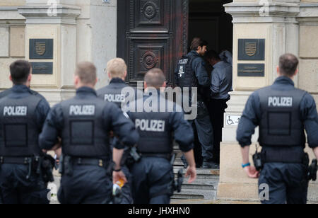 Leipzig, Germany. 17th July, 2017. dpatop - Policemen enter the district court in Leipzig, Germany, 17 July 2017. After a deadly shooting in the biker scene of Leipzig, the trial against four members of the Hells Angels, accused of joint murder, has started on 17 July 2017. Photo: Sebastian Willnow/dpa-Zentralbild/dpa/Alamy Live News Stock Photo