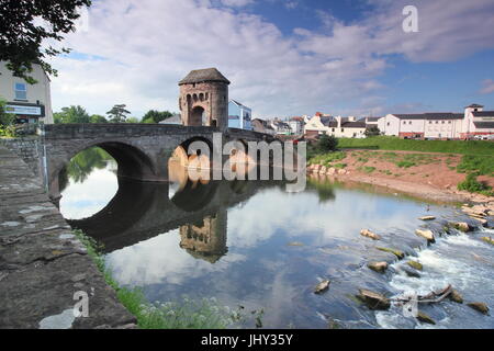 Monnow Bridge and Gate, the only remaining fortified river bridge in Great Britain, in Monmouth, Wales, UK Stock Photo