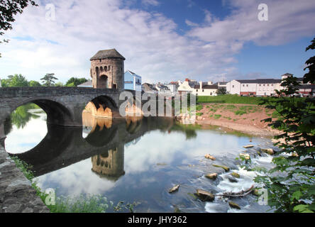 Monnow Bridge and Gate, the only remaining fortified river bridge in Great Britain, in Monmouth, Wales, UK Stock Photo