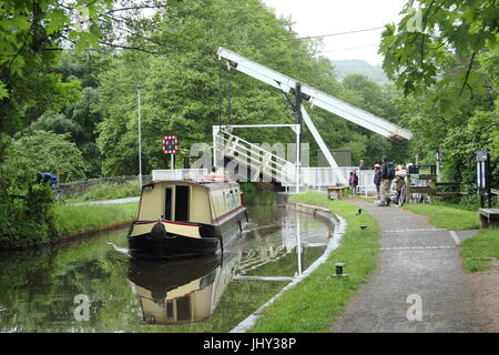 Road rising on the swing bridge at Talybont on Usk, Wales to allow narrow boats to proceed on the Monmouthshire and Brecon Canal as road traffic waits Stock Photo