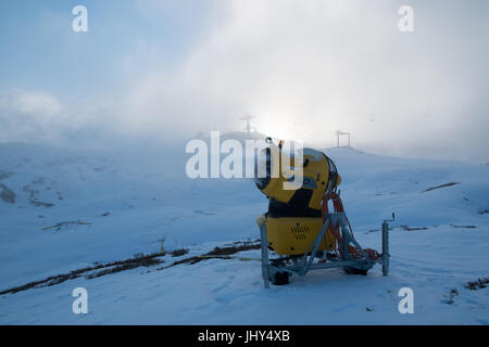 https://l450v.alamy.com/450v/jhy4xb/snow-cannon-during-a-december-very-poor-on-snow-in-the-ski-area-of-jhy4xb.jpg