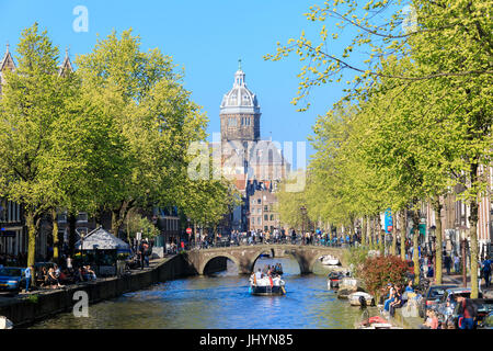 The Old Church (Oude Kerk) framed by boats and bridges in a canal of the river Amstel, Amsterdam, Holland (The Netherlands) Stock Photo