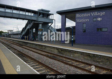 Shoppers arriving at Bicester Village rail station Stock Photo